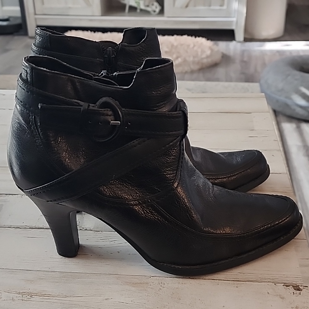 Women black leather ankle boots by Apostrophe